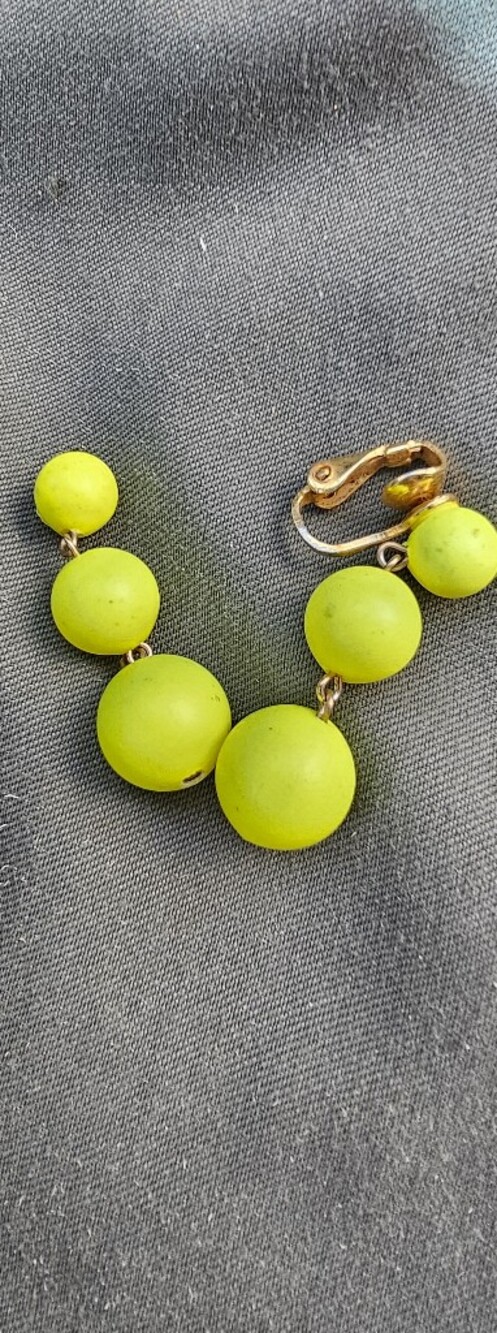 Vintage 1960s Chartreuse Green Graduated Ball Clip On Earrings